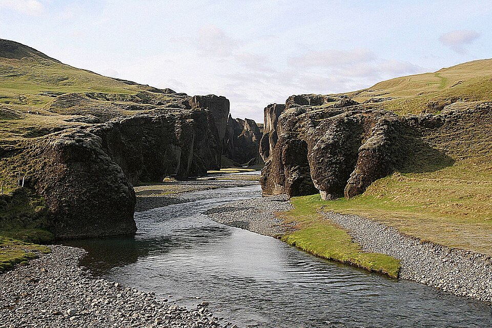 Fjaðrárgljúfur — the hand-molded canyon, 3 km off the Ring